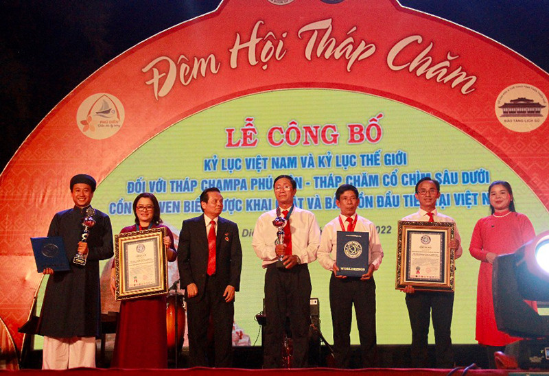 Trao chứng nhận xác lập kỷ lục Thế giới đối với Tháp Phú Diên. Xác lập kỷ lục Việt Nam và kỷ lục thế giới đối với tháp Champa Phú Diên -0