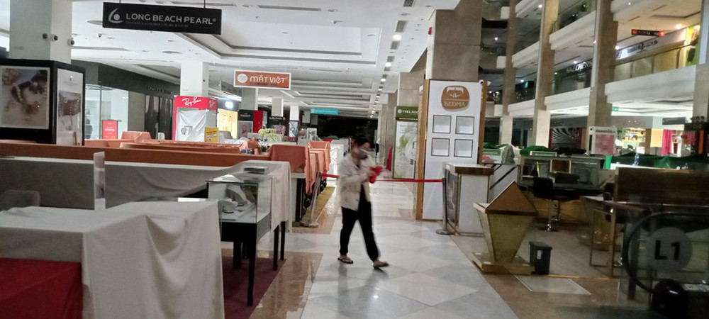 Cảnh vắng vẻ tại một trung tâm thương mại . Người dân TP Hồ Chí Minh trong thời gian giãn cách do dịch Covid-19 -0
