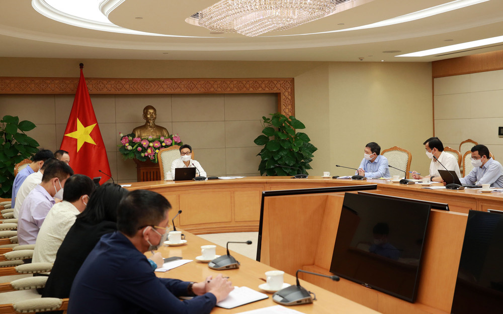 Phó Thủ tướng Chính phủ Vũ Đức Đam làm việc với lãnh đạo một số bộ, ngành về phương án khởi động lại các hoạt động du lịch. (Ảnh: Đình Nam/Cổng TTĐT Chính phủ)