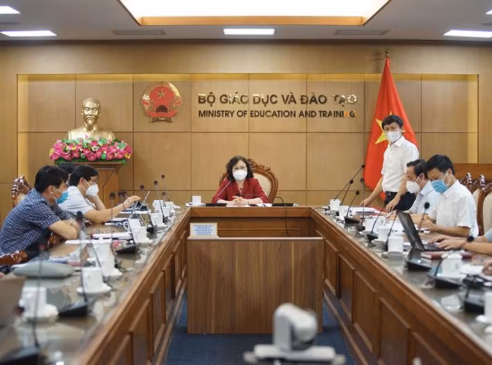 Thứ trưởng Bộ Giáo dục và Đào tạo Ngô Thị Minh yêu cầu ngành giáo dục là tiếp tục tập trung cao độ trong công tác tổ chức Kỳ thi tốt nghiệp đợt 2