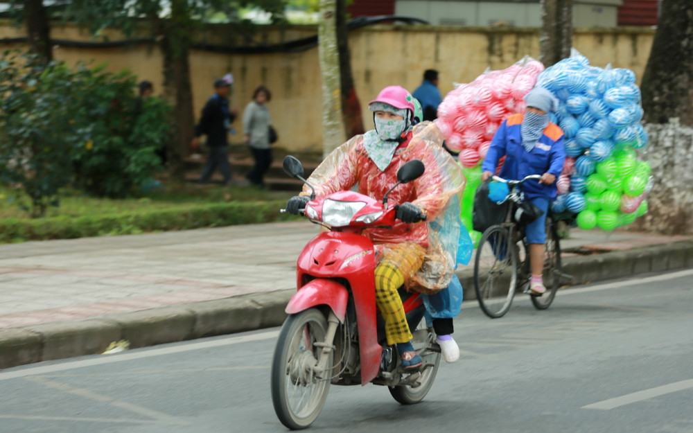Một số người đã phải mặc thêm áo mưa để cản gió rét. 5_3-1606877330970.jpg