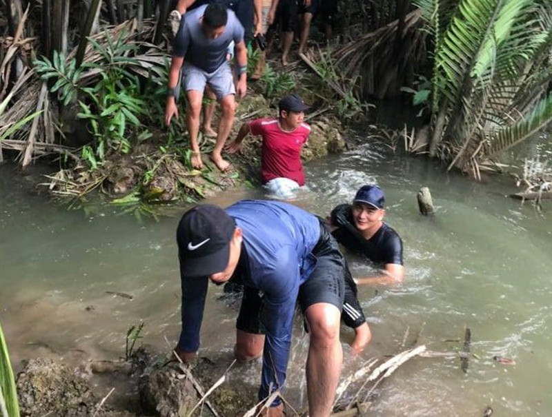 Trinh sát băng suối để vào khu vực sòng bạc. Triệt phá sòng bạc quy mô lớn giữa đầm lầy, bắt giữ 21 đối tượng -0