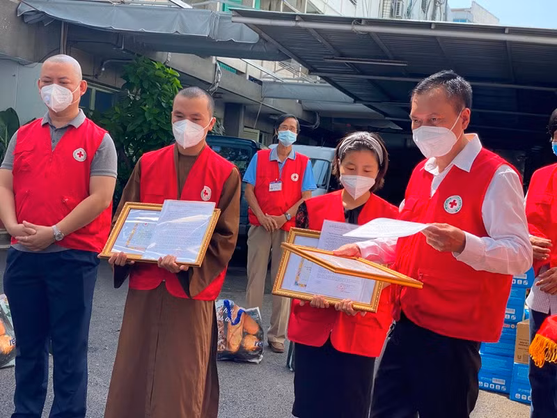 Hội Chữ thập đỏ TP Hồ Chí Minh khen thưởng đột xuất các tình nguyện viên Câu lạc bộ “Chuyến xe nghĩa tình”.