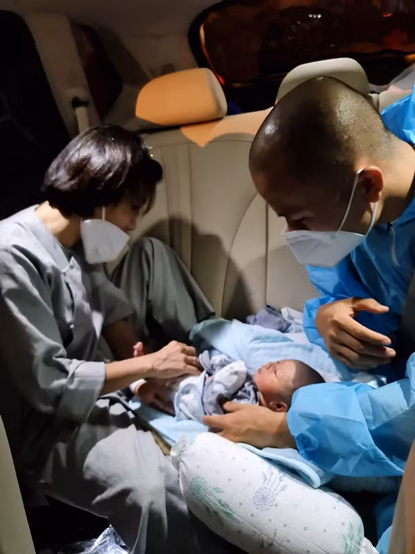 Khen thưởng các tình nguyện viên giúp người hoạn nạn -0