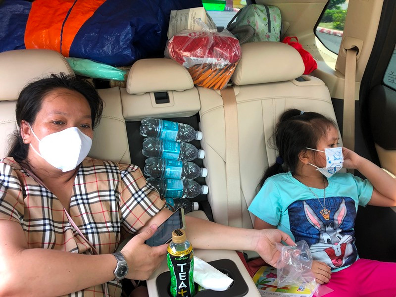 Đưa thai phụ, con gái và hũ cốt chồng thai phụ về quê ở Đồng Tháp. Khen thưởng các tình nguyện viên giúp người hoạn nạn -0