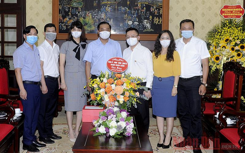 Đoàn Quận ủy Hoàn Kiếm tới thăm và chúc mừng Báo Nhân Dân. (ẢNH: ĐĂNG KHOA) Các đơn vị thăm và chúc mừng Báo Nhân Dân nhân ngày 21-6 -0