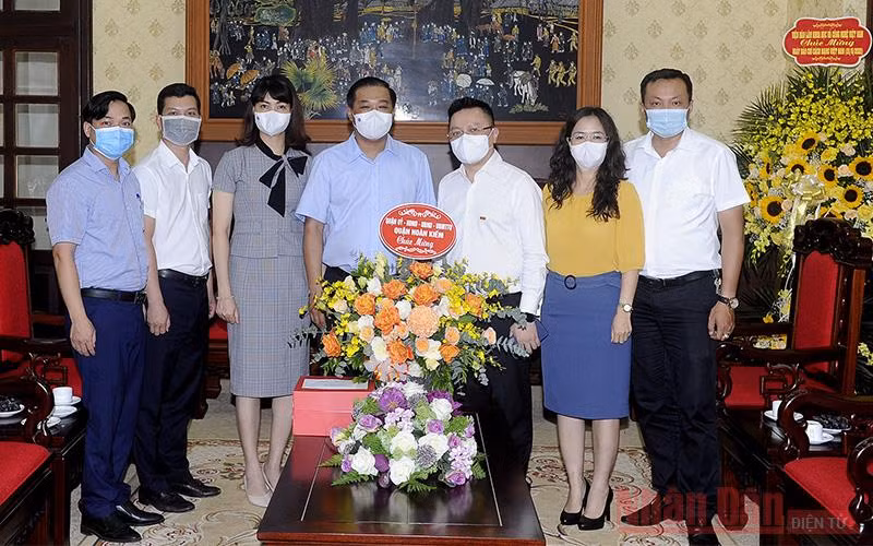 Các đơn vị thăm và chúc mừng Báo Nhân Dân nhân ngày 21-6 -0