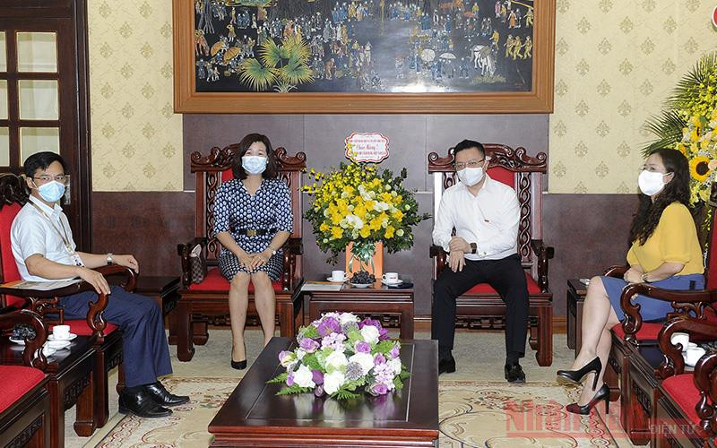 Đoàn Học viện Báo chí và Tuyên truyền tới thăm và chúc mừng Báo Nhân Dân nhân ngày 21-6. (Ảnh: ĐĂNG KHOA)
