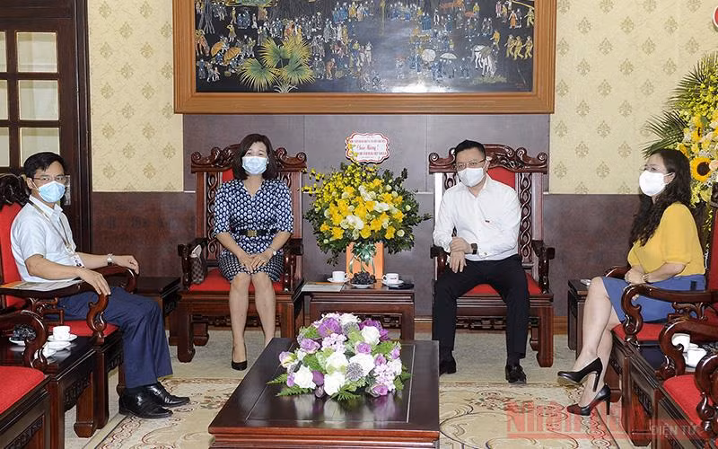 Đoàn Học viện Báo chí và Tuyên truyền tới thăm và chúc mừng Báo Nhân Dân nhân ngày 21-6. (Ảnh: ĐĂNG KHOA)