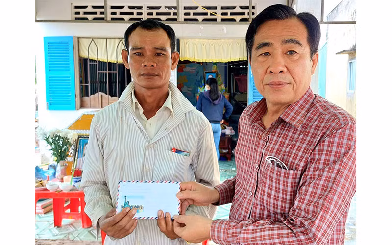 Bí thư Huyện ủy Hòa Bình (Bạc Liêu) Trần Văn Út đến thăm hỏi, động viên, hỗ trợ gia đình nạn nhân.