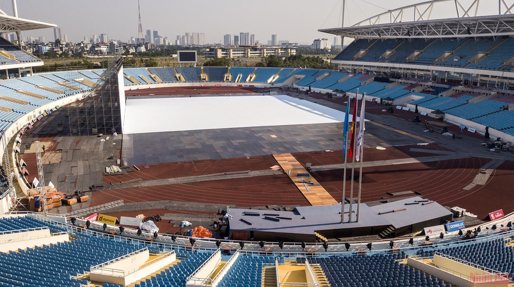 Để chuẩn bị cho Lễ khai mạc SEA Games 31 diễn ra vào ngày 12/5, hàng trăm công nhân đang hối hả làm việc để biến Sân vận động Mỹ Đình thành đại sân khấu. (Ảnh: THÀNH ĐẠT)