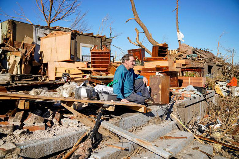 Ông Rick Foley (70 tuổi) ngồi trên ngôi nhà bị san phẳng. (Ảnh: Reuters) kentucky -0