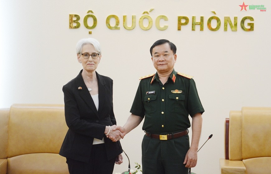 Thượng tướng Hoàng Xuân Chiến trao đổi với bà Wendy Sherman. (Ảnh: qdnd.vn)