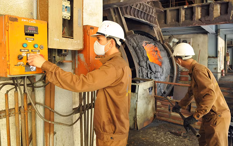 Dây chuyền sản xuất tại Nhà máy luyện đồng Lào Cai. (Ảnh ANH SƠN) 