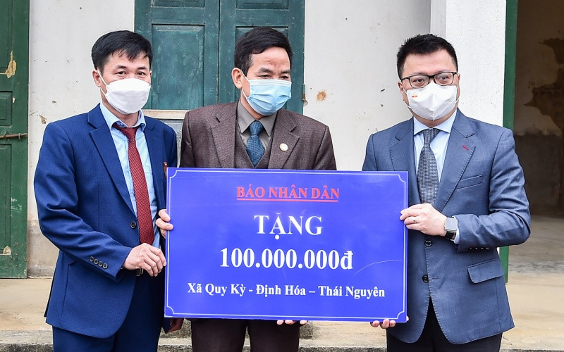 Đồng chí Lê Quốc Minh, Tổng Biên tập Báo Nhân Dân tặng 100 triệu đồng cho Quỹ học bổng xã Quy Kỳ, huyện Định Hóa. Đoàn công tác Báo Nhân Dân thăm và làm việc tại tỉnh Thái Nguyên -0