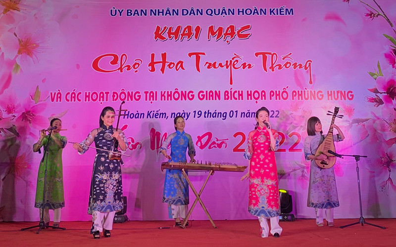 Trình diễn văn nghệ truyền thống phục vụ khách tham quan. Hà Nội khai mạc hoạt động mừng Tết Nhâm Dần trong khu Phố cổ -0