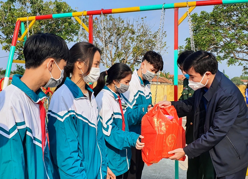 Lãnh đạo Tỉnh đoàn Thanh Hóa tặng quà cho học sinh. Tuổi trẻ Thanh Hóa đem Tết đến sớm cho người dân nông thôn -0