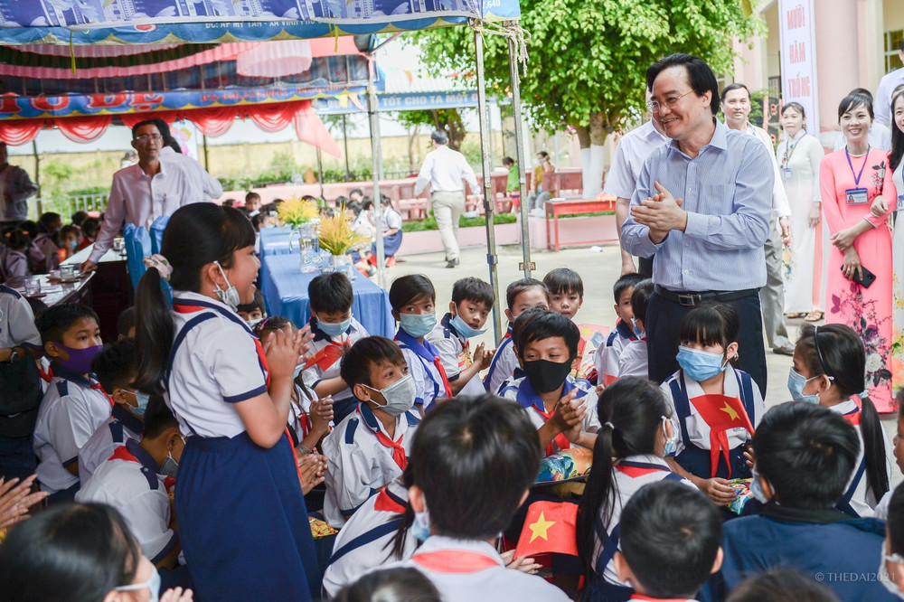 Bộ trưởng Phùng Xuân Nhạ cùng hát với học sinh Trường tiểu học C, xã Vĩnh Phú Đông, huyện Phước Long, Bạc Liêu. (Ảnh: THẾ ĐẠI) Những dấu ấn giáo dục tiêu biểu năm 2020 -0