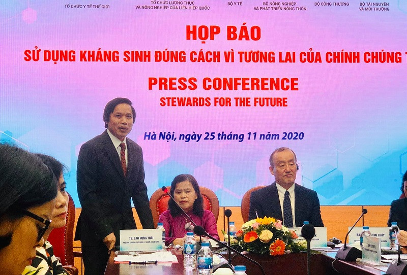 TS Cao Hưng Thái, Phó Cục trưởng Cục Quản lý khám, chữa bệnh cung cấp thêm thông tin cho báo chí. Việt Nam kiểm soát tương đối việc sử dụng kháng sinh trong cơ sở y tế -0