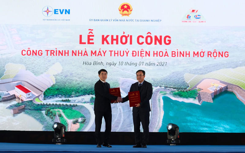 Đồng chí Nghiêm Xuân Thành - Ủy viên Ban Thường vụ Đảng ủy Khối Doanh nghiệp T.Ư, Bí thư Đảng ủy, Chủ tịch HĐQT Vietcombank (bên trái) trao hợp đồng tín dụng tài trợ dự án nhà máy Thuỷ điện Hòa Bình mở rộng của EVN Vietcombank cấp khoản tín dụng 4.000 tỷ đồng tài trợ xây dựng công trình nhà máy thủy điện Hòa Bình mở rộng của Tập đoàn Điện lực Việt Nam -0