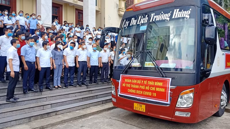 Lãnh đạo tỉnh Thái Bình và đại diện nhiều sở, ngành tiễn đoàn công tác hỗ trợ TP Hồ Chí Minh chống dịch.