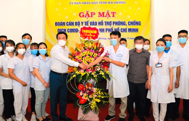 Chủ tịch Ủy ban nhân dân tỉnh Hải Dương Triệu Thế Hùng động viên đoàn cán bộ y tế trước khi lên đường vào TP Hồ Chí Minh. Tiếp tục hỗ trợ nhân lực TP Hồ Chí Minh chống dịch -0