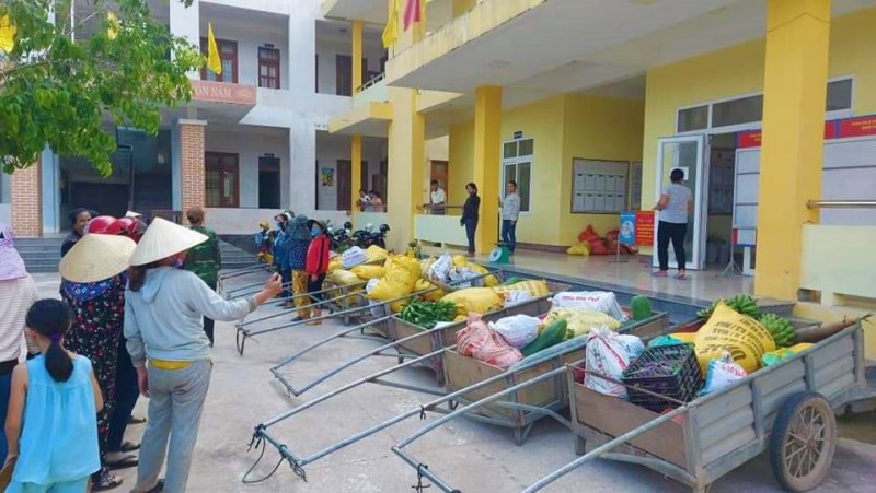 Từ đồng bằng đến miền núi Quảng Bình, bà con có gì góp nấy để hàng hóa sớm được vận chuyển vào các tỉnh phía nam, chia sẻ khó khăn với đồng bào. Hỗ trợ 500 triệu đồng cho người dân khó khăn tại TP Hồ Chí Minh -0