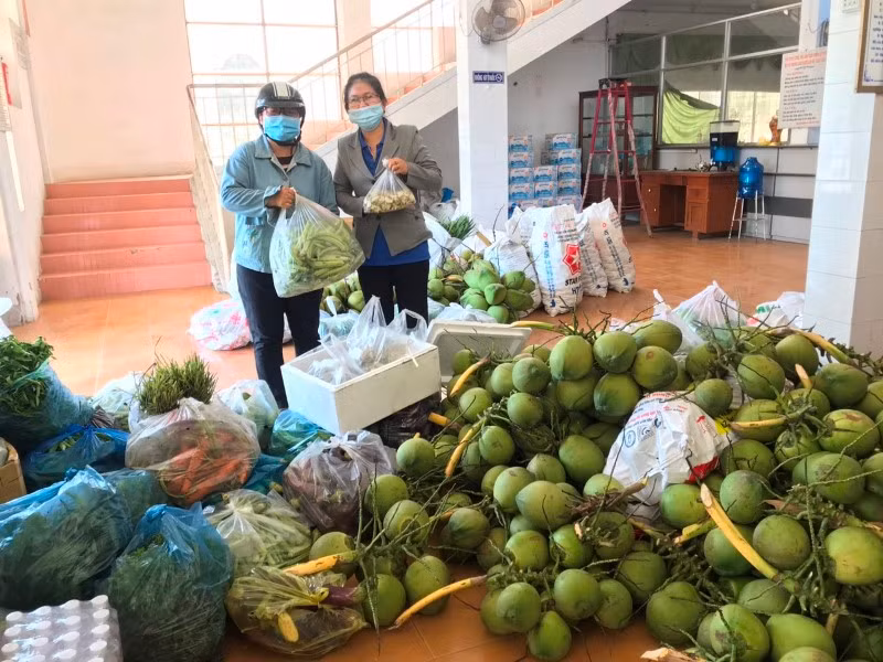 Bà Nguyễn Thị Thanh, ngụ xã Minh Đức, huyện Mỏ Cày Nam mang rau, dừa tươi ủng hộ người dân TP Hồ Chí Minh.