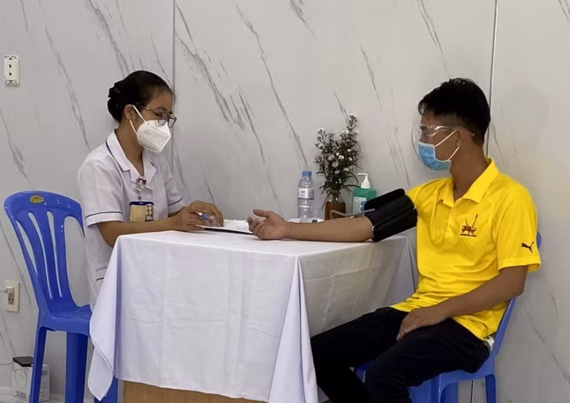 Người lao động BIENDONG POC được tư vấn, kiểm tra y tế trước khi tiêm vaccine Covid-19.