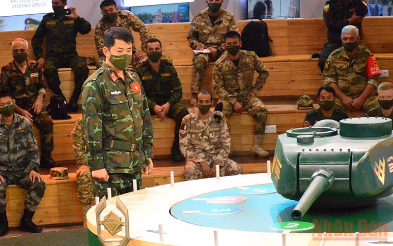 Đại tá Phan Hải Long, Đội trưởng đội tuyển Xe tăng Việt Nam thực hiện bốc thăm. Ảnh: TRỊNH DŨNG