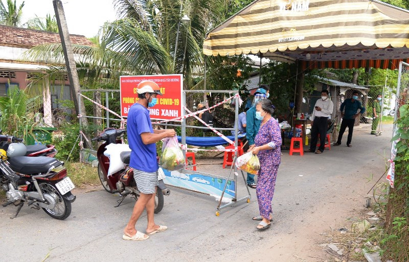 Chốt kiểm soát “vùng xanh” thuộc xã Tân Hương, huyện Châu Thành (Tiền Giang). Tiền Giang mở rộng “vùng xanh” -0