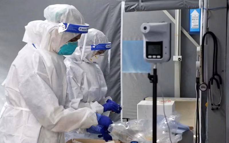 Các nhân viên y tế làm việc tại 1 trung tâm xét nghiệm Covid-19 ở Bệnh viện Kuala Lumpur, Malaysia. (Ảnh: Reuters)