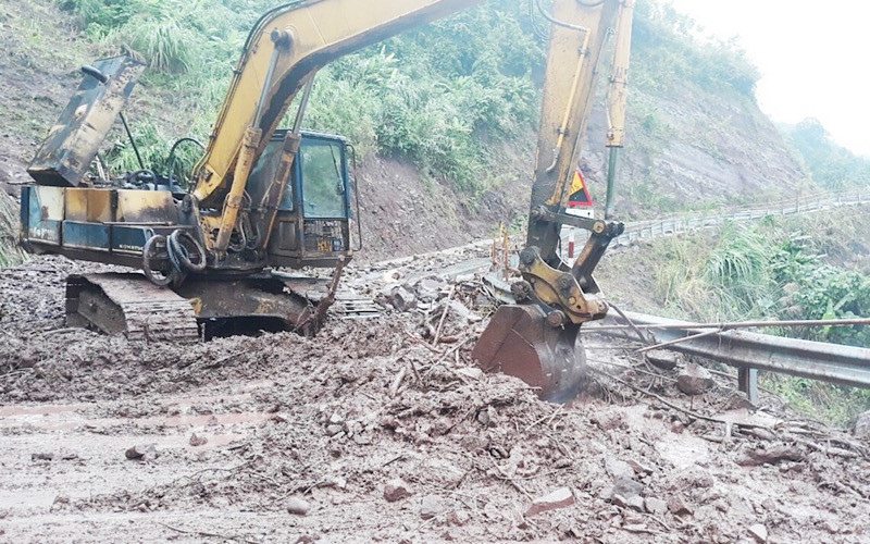Đường đến huyện Hướng Hóa nhiều điểm còn bị đất đá vùi lấp Lập Sở chỉ huy tiền phương ứng cứu nhiều người bị sạt lở đất đá vùi lấp -0