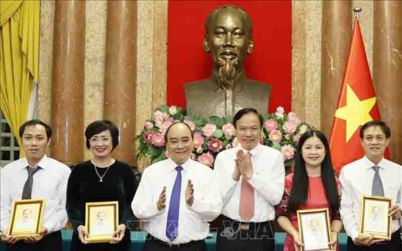Chủ tịch nước Nguyễn Xuân Phúc tặng chân dung Chủ tịch Hồ Chí Minh cho đại biểu cán bộ, công nhân lao động ngành Dầu khí. (Ảnh: TTXVN) Chủ tịch nước Nguyễn Xuân Phúc gặp mặt lao động tiêu biểu ngành dầu khí -0
