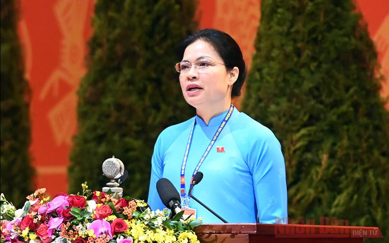 Đồng chí Hà Thị Nga trình bày tham luận. Đại hội XIII của Đảng tiếp tục phiên tham luận tại hội trường -0