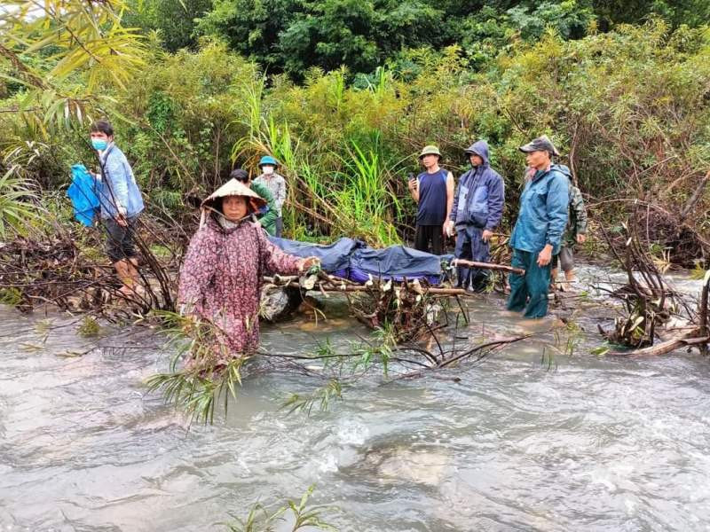 Chính quyền và người dân tìm thấy thi thể người đàn ông bị lũ cuốn trôi ở Thạch Hóa (Quảng Bình).