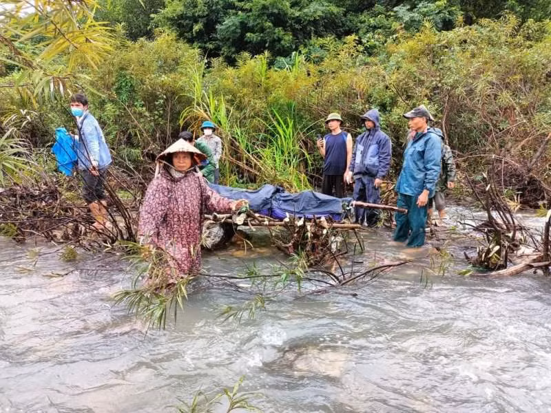 Chính quyền và người dân tìm thấy thi thể người đàn ông bị lũ cuốn trôi ở Thạch Hóa (Quảng Bình).
