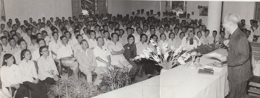 Chủ tịch Hồ Chí Minh với các nhà báo tại Đại hội III, Hội Nhà báo Việt Nam, năm 1962. (Nguồn: Bảo tàng Báo chí Việt Nam) Chủ tịch Hồ Chí Minh với người làm báo Việt Nam và bạn bè quốc tế -0