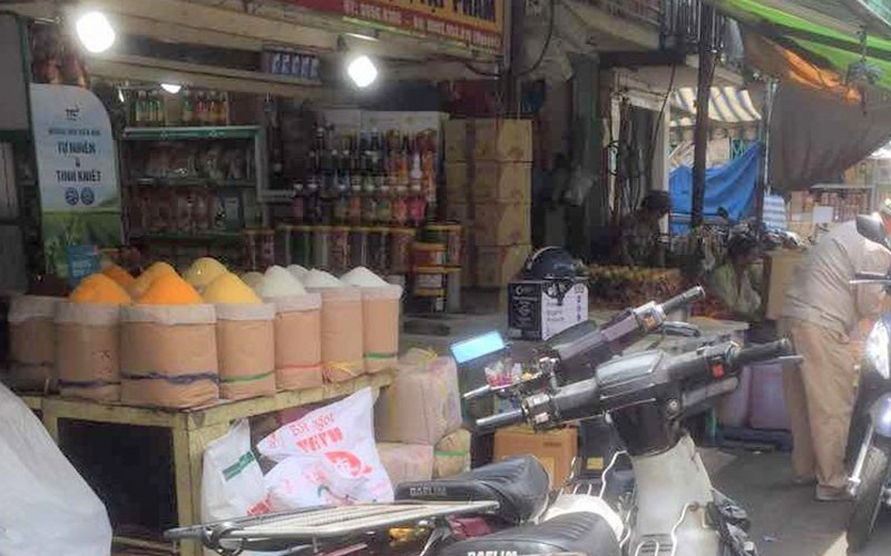 Đường cát không rõ nguồn gốc đang được bày bán ở nhiều chợ truyền thống. (Ảnh: Báo Nhà đầu tư) 3.jpg -0