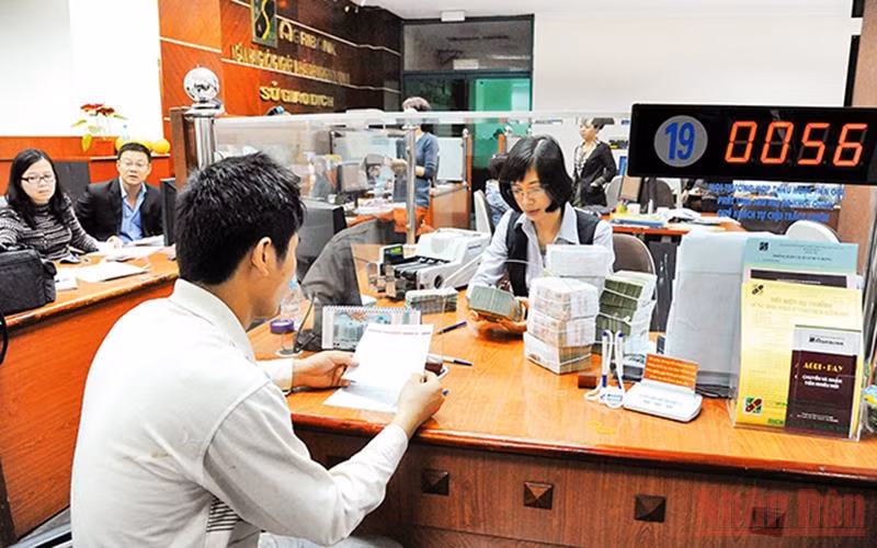 Khách hàng giao dịch tại Ngân hàng Agribank.