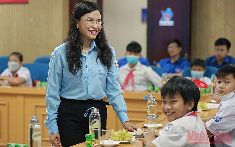 Bí thư Trung ương Đoàn, Chủ tịch Hội đồng Đội Trung ương Nguyễn Phạm Duy Trang trao đổi, chia sẻ cùng các em thiếu nhi. Gần 20 tỷ đồng mỗi năm bảo trợ hơn 800 trẻ mồ côi do Covid-19 -0