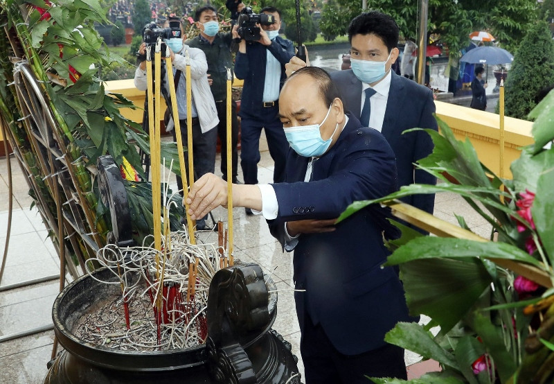 Thủ tướng Nguyễn Xuân Phúc dâng hương tưởng nhớ các vị tiền bối cách mạng và các Anh hùng, liệt sĩ tại Nghĩa trang Mai Dịch. Lãnh đạo Đảng, Nhà nước vào Lăng viếng Chủ tịch Hồ Chí Minh nhân dịp Tết Nguyên đán Tân Sửu -0
