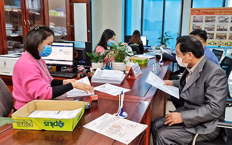 Giải quyết thủ tục hành chính cho người dân tại Trung tâm hành chính công tỉnh Bắc Ninh. Ảnh: HÀ AN