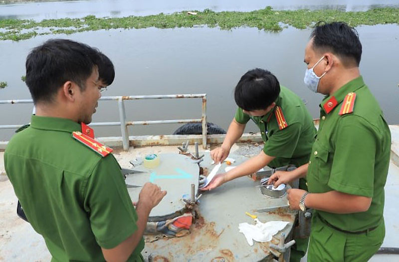 Lực lượng công an tiến hành niêm phong xăng trên tàu để phục vụ công tác điều tra. Triệt phá đường dây sản xuất xăng giả quy mô lớn ở phía nam -0