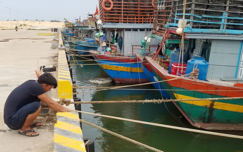 Ngư dân chằng buộc dây cẩn thận trước khi bão đổ bộ. A3_NGU_DAN_CHANG_BUOC_DAY_CAN_TH-1600335683183.jpg