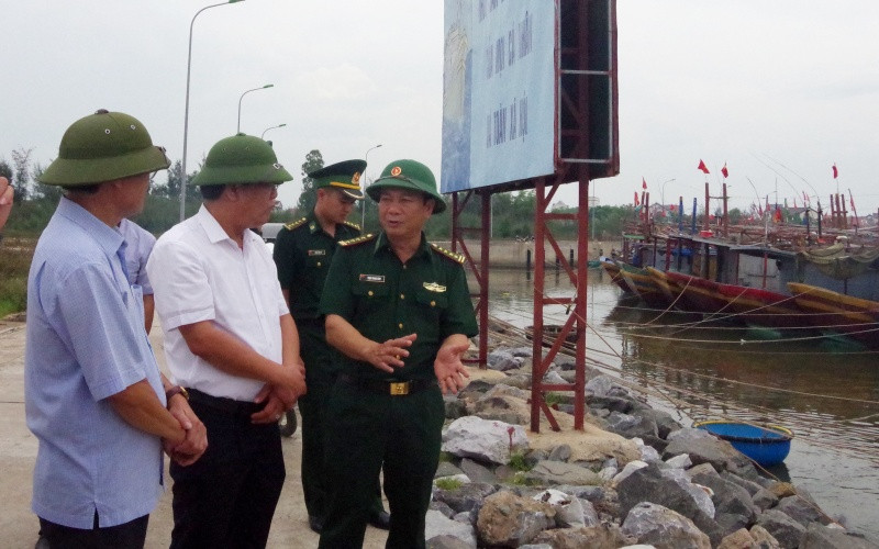 Phó Chủ tịch tỉnh Quảng Bình Trần Phong (áo trắng) kiểm tra công tác phòng, chống bão số 5. A1_PHO_CHU_TICH_TINH_QUANG_BINH_-1600335682694.jpg