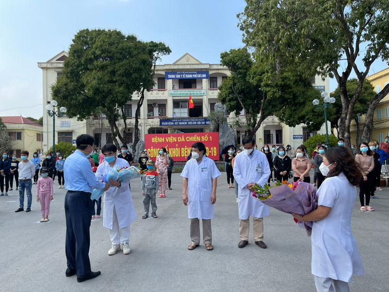 Bí thư Tỉnh ủy Hải Dương Phạm Xuân Thăng tặng hoa chúc mừng các bác sĩ tại Bệnh viện dã chiến số 1.