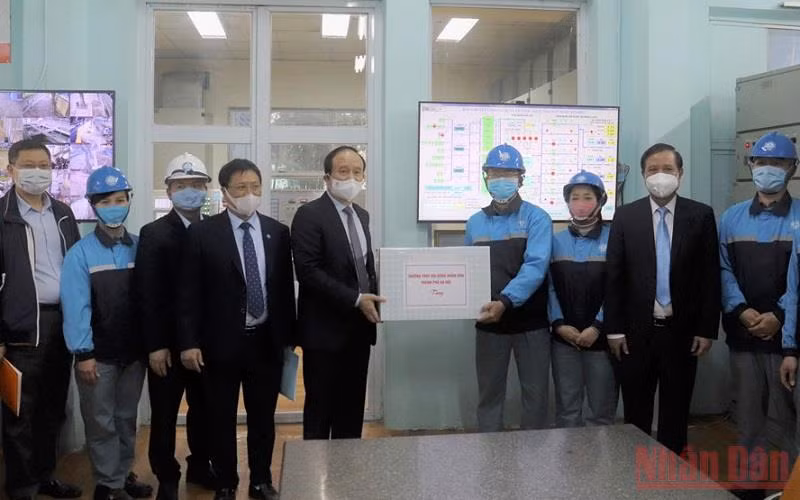 Lãnh đạo thành phố Hà Nội đi thăm, tặng quà người lao động dịp Tết Nguyên đán.