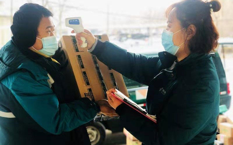 Nhân viên bưu điện Đại Hưng, TP Bắc Kinh, Trung Quốc kiểm tra thân nhiệt trước khi giao hàng. daxing_1611150718769-1611369146691.jpg