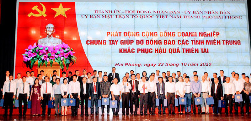 Các đơn vị, doanh nghiệp trao kinh phí ủng hộ đồng bào miền trung. Hải Phòng ủng hộ đồng bào miền trung 120 tỷ đồng -0